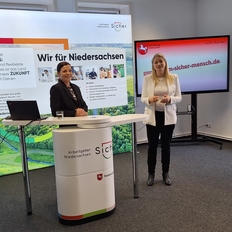 Präsentation der neuer Bewerber-Landingpage durch die niedersächsische Justizministerin Frau Dr. Wahlmann (rechts)