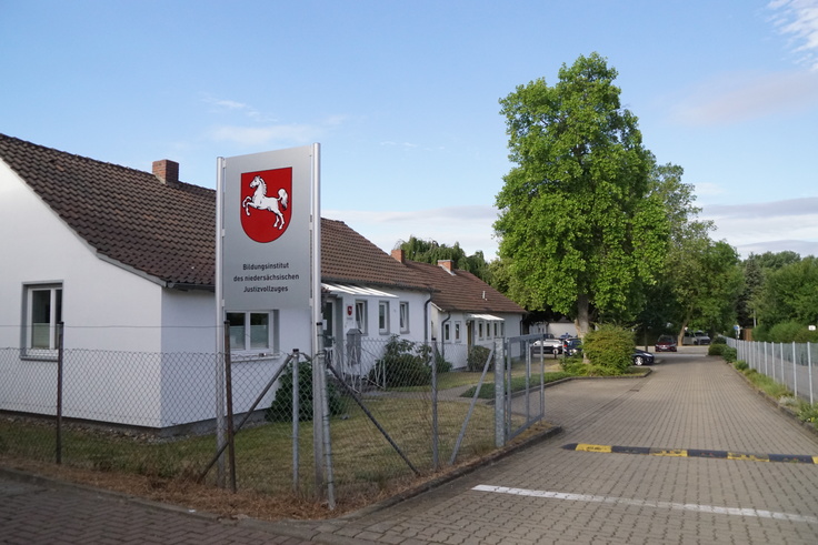 Einfahrt zum Bildungsinstitut