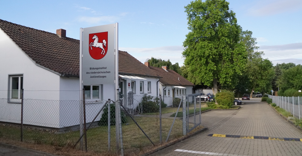 Einfahrt zum Bildungsinstitut