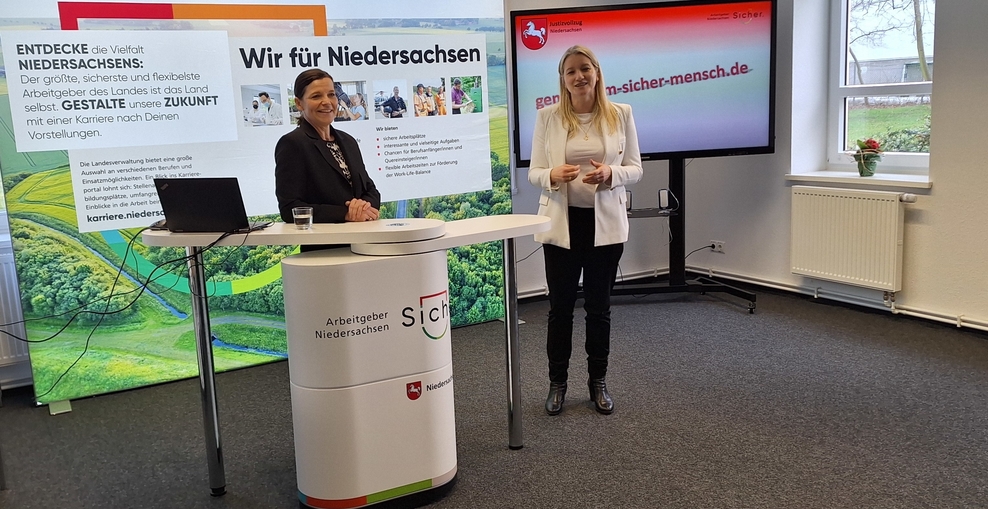 Präsentation der neuer Bewerber-Landingpage durch die niedersächsische Justizministerin Frau Dr. Wahlmann (rechts)