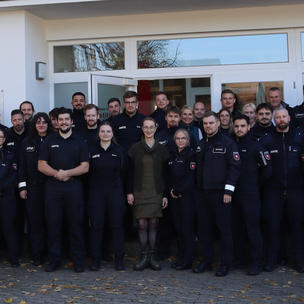 Zeugnisübergabe an zukünftige Justizvollzugsbedienstete