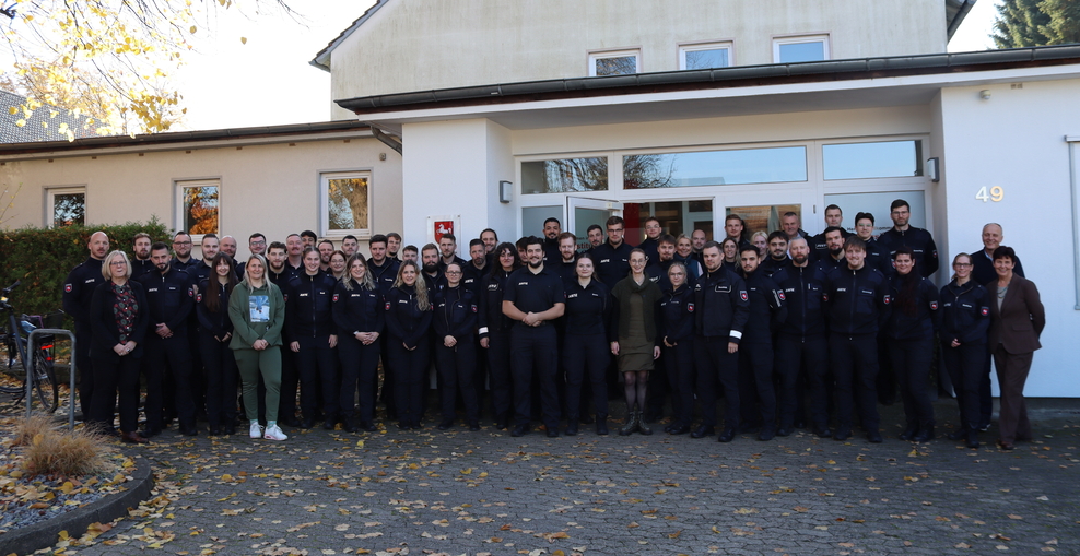 Zeugnisübergabe an zukünftige Justizvollzugsbedienstete